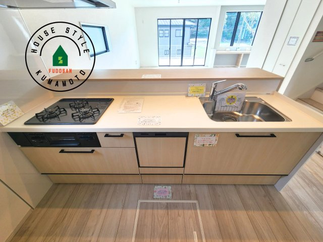 菊池郡大津町第2-1棟（1号棟）　のキッチン|ご家族を近くに感じられる対面キッチンのLDK。会話もはずみそうですね。