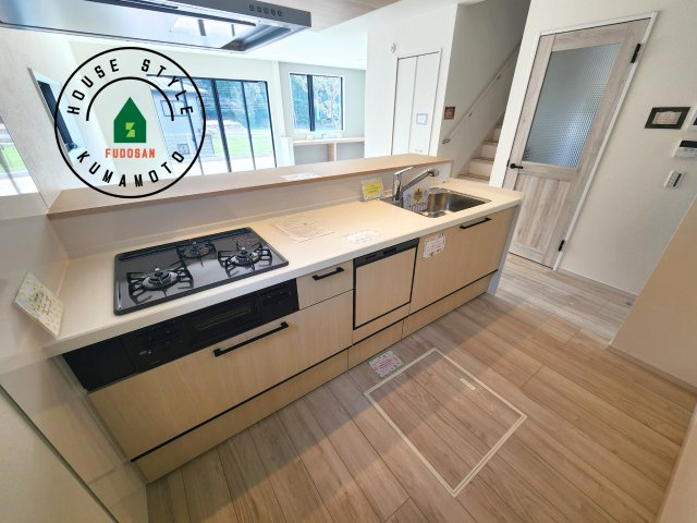 菊池郡大津町第2-1棟（1号棟）　のキッチン|ダイニングテーブルへの配膳がラクラク、お料理はかどるカウンター付きシステムキッチン！