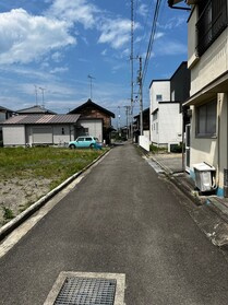 売土地の前面道路含む現地写真