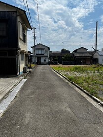 売土地の前面道路含む現地写真