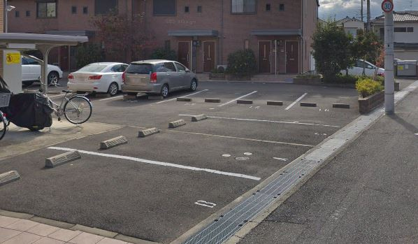 シンプルライフA棟の駐車場