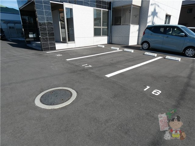 ピュアガーデン新保の駐車場