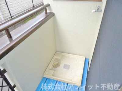 【その他】 | エメローズ高橋 | 室外洗濯機置場　※写真はイメージです