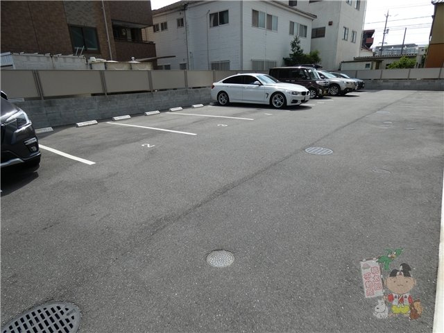 ピュアロイヤル大元の駐車場