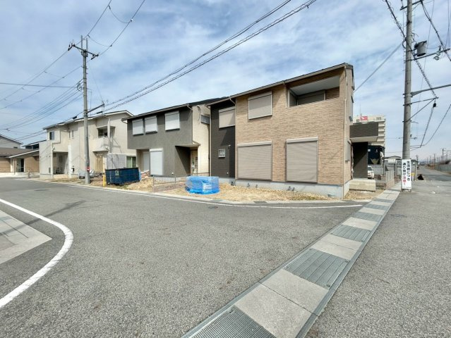 野洲市冨波乙2-3-2号　新築戸建ての前面道路含む現地写真