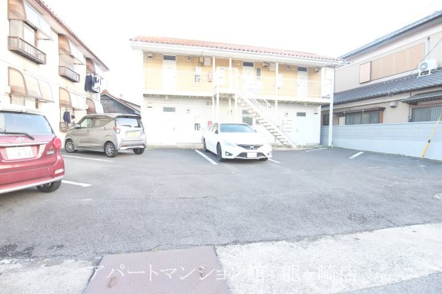 姫宮中央ハイツBの駐車場