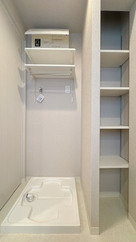 【ランドリースペース】 | グランフォーレ荒江サウステラス☆仲介手数料無料☆ | 脱衣所にある収納が、十分だなって思える物件は少ないけど、これならバスタオルたくさん置いても大丈夫♪