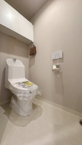 【トイレ】 | グランフォーレ荒江サウステラス☆仲介手数料無料☆ | 手洗い一体型のトイレは節水効果があり、環境にもお財布にも優しい人気のタイプです。もちろんウォシュレット機能も完備しています。