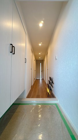 【玄関】 | グランフォーレ荒江サウステラス☆仲介手数料無料☆ | 玄関は光沢のある床材で、汚れもとても落としやすい。こういうちょっとした気遣いが長く住むと効いてくるんです。