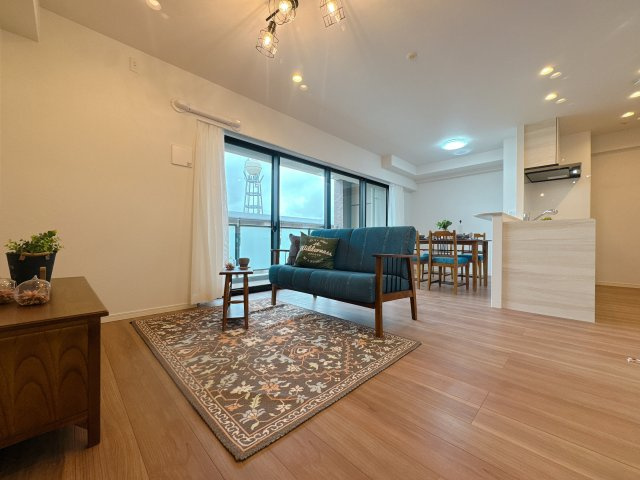 【居間・リビング】 | グランフォーレ荒江サウステラス☆仲介手数料無料☆ | 機能性とデザイン性を両立させた、リノベーション物件ならではの素敵なキッチン。立ってみるとそれがよく分かります♪