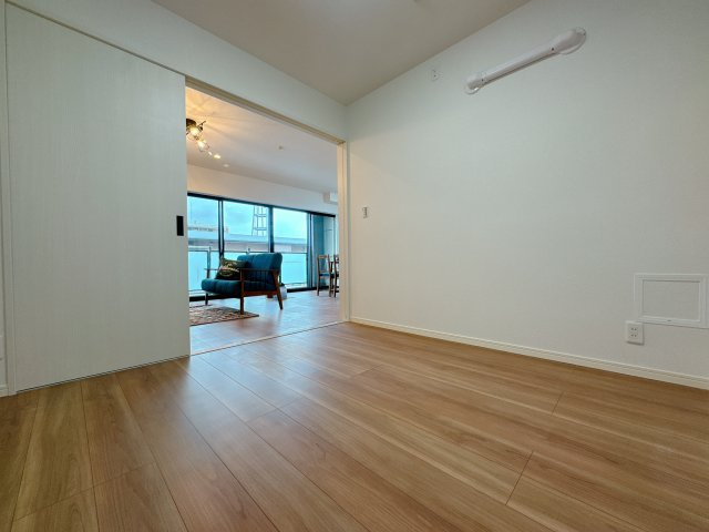 【洋室】 | グランフォーレ荒江サウステラス☆仲介手数料無料☆ | 可動間仕切りは、ときに広く使ったり、区切って使ったりと選ぶ自由が持てるんです♪リビングと一体で使うともっと広々♪