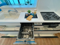 【キッチン】 | グランフォーレ荒江サウステラス☆仲介手数料無料☆ | 収納豊富なシステムキッチンは、シンクしたの収納が開くのもいいですね♪お料理楽しんでください♪