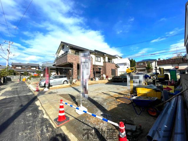 憧れのキッチン設置しようよの前面道路含む現地写真|静かな住宅街で、落ち着いた暮らしを求める方におすすめの物件です。