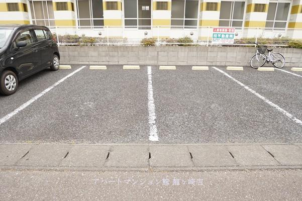 サクセスヒルズの駐車場