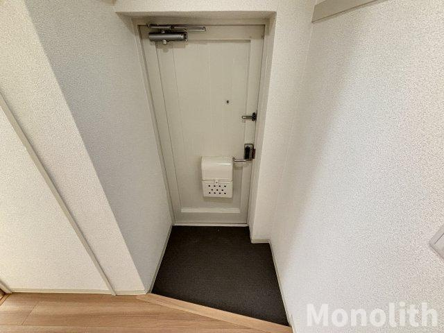 鶴山台25号棟の玄関
