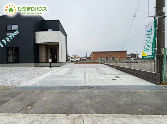 深谷市折之口　新築一戸建て　第1期　クライン　01の駐車場|急な来客時にも安心な、並列駐車2台まで可能です(^^♪					
