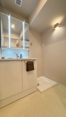 【独立洗面台】 | 三愛シティライフ箱崎12☆仲介手数料無料☆ | １日の始まりを迎える、この場所。大きな鏡と明るい照明が、眠たい朝も優しく包みます。
シャンプードレッサー仕様で、落ちた髪の毛を流すのもラクチン♪