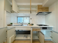 【キッチン】 | 三愛シティライフ箱崎12☆仲介手数料無料☆ | 収納豊富なシステムキッチンは、シンクしたの収納が開くのもいいですね♪お料理楽しんでください♪