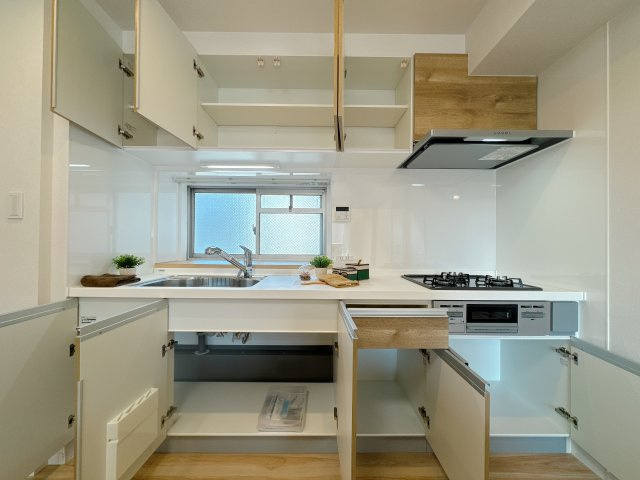 【キッチン】 | 三愛シティライフ箱崎12☆仲介手数料無料☆ | 収納豊富なシステムキッチンは、シンクしたの収納が開くのもいいですね♪お料理楽しんでください♪