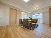 【居間・リビング】 | 三愛シティライフ箱崎12☆仲介手数料無料☆ | 可動間仕切りは、ときに広く使ったり、区切って使ったりと選ぶ自由が持てるんです♪リビングと一体で使うともっと広々♪