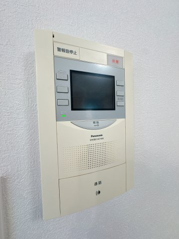 【防犯設備】 | 三愛シティライフ箱崎12☆仲介手数料無料☆ | モニター付きのインターホンを備えています♪訪問者の顔をしっかりチェックすることができますね。