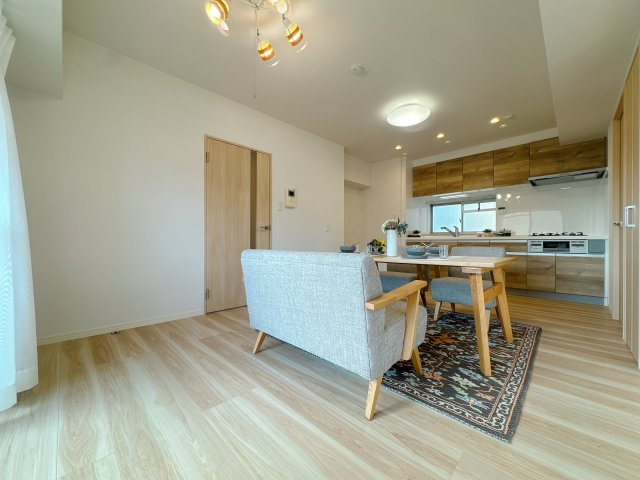 【居間・リビング】 | 三愛シティライフ箱崎12☆仲介手数料無料☆ | リフォーム物件☆周辺平坦で過ごしやすい立地です☆