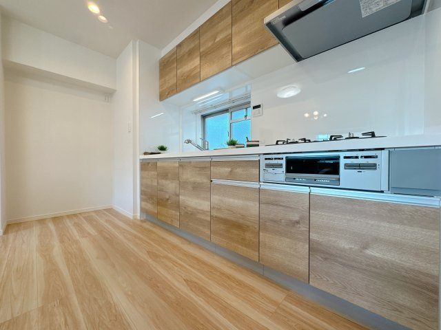 【キッチン】 | 三愛シティライフ箱崎12☆仲介手数料無料☆ | 機能性とデザイン性を両立させた、リノベーション物件ならではの素敵なキッチン。立ってみるとそれがよく分かります♪