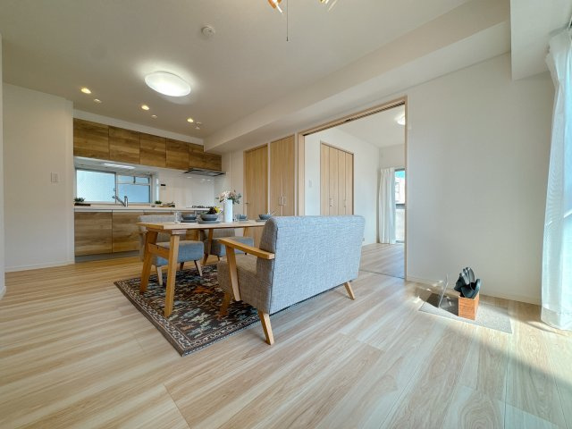 【居間・リビング】 | 三愛シティライフ箱崎12☆仲介手数料無料☆ | 景観を望みながらお部屋でくつろぐのがおすすめの過ごし方です♪家族との時間、自分の時間共に大切にできる空間がここにあります。