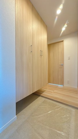 【玄関】 | 三愛シティライフ箱崎12☆仲介手数料無料☆ | 玄関は光沢のある床材で、汚れもとても落としやすい。こういうちょっとした気遣いが長く住むと効いてくるんです。