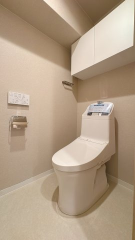 【トイレ】 | 三愛シティライフ箱崎12☆仲介手数料無料☆ | 手洗い一体型のトイレは節水効果があり、環境にもお財布にも優しい人気のタイプです。もちろんウォシュレット機能も完備しています。