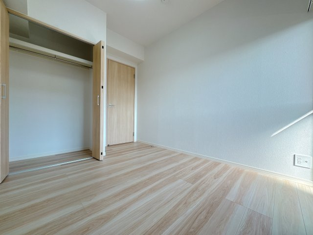 【洋室】 | 三愛シティライフ箱崎12☆仲介手数料無料☆ | そりゃ部屋によっては方位もあるし、光の差し込みが弱いことだってあるさ。だけどなんとか多く光を取り込もうと、工夫を凝らしたのは優しさなんですよ。