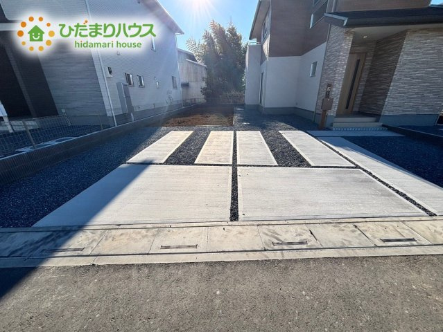 深谷市荒川　第1期　新築一戸建て　ワイウッドコート　02の駐車場|急な来客時にも安心な、並列駐車2台まで可能です(^^)/				
