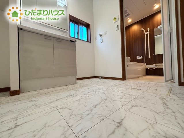 深谷市荒川　第1期　新築一戸建て　ワイウッドコート　03の脱衣所|小窓があるので、熱気がこもりやすい洗面所も空気の入れ替えがしやすいです♪							
