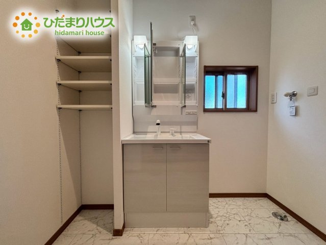 深谷市荒川　第1期　新築一戸建て　ワイウッドコート　03の独立洗面台|３面鏡のドレッサーです(^O^)			
		
