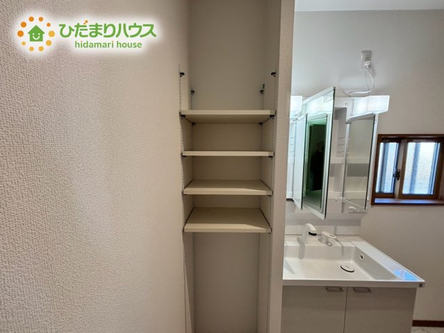 深谷市荒川　第1期　新築一戸建て　ワイウッドコート　03の収納|ゆったりとした洗面所には物入れを完備！
タオルや洗剤をしまえます！	