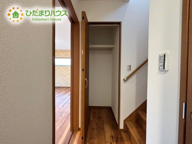 深谷市荒川　第1期　新築一戸建て　ワイウッドコート　03の収納|掃除用品等の収納に便利な廊下収納。