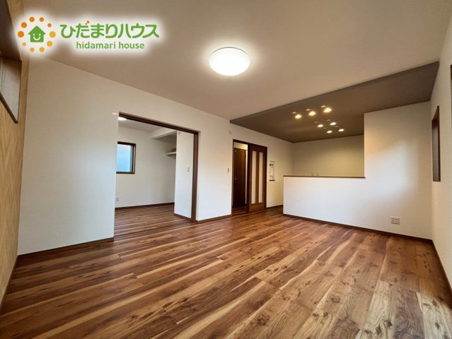 深谷市荒川　第1期　新築一戸建て　ワイウッドコート　03の居間・リビング|15帖のLDKは折上天井になっているので開放感があります(^^)/