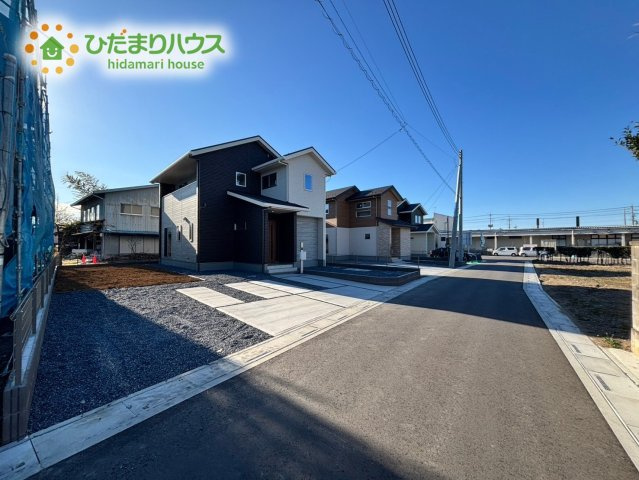 深谷市荒川　第1期　分譲一戸建て　ワイウッドコート　03の前面道路含む現地写真|デザイナーズのようなお洒落な外観です♪