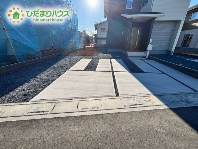 深谷市荒川　第1期　分譲一戸建て　ワイウッドコート　03の駐車場|車の出し入れもラクラクな並列駐車2台可能です！