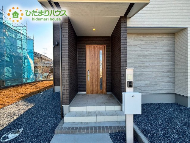 深谷市荒川　第1期　新築一戸建て　ワイウッドコート　03の玄関|ちょっとした雨なら濡れずに安心の広い玄関ポーチ。