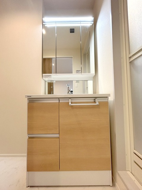 Ｓｏｎｏｒｉｌｏ　Ｌｉｇｎｏ　ソノリロ　リグノの洗面所|★3面鏡のシャンプードレッサー★