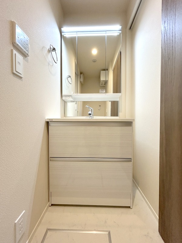 ＤＯビル北栄へーベルメゾンの洗面所|コンパクトで使いやすい洗面所