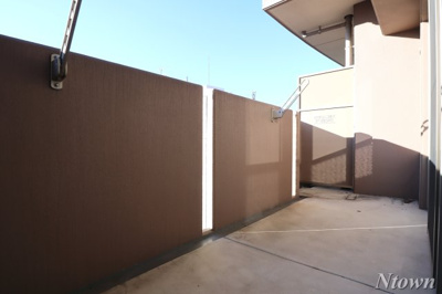 【バルコニー】 | サンエスケーイワタ名城 | 外からの目が気にならないバルコニーで洗濯物が干せます