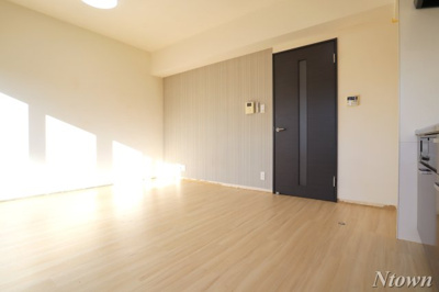 【居間・リビング】 | サンエスケーイワタ名城 | こちらのリビングで趣味の時間をお楽しみください