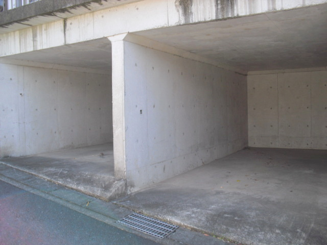 リバーサイドのその他共用部分|屋根付き駐車場