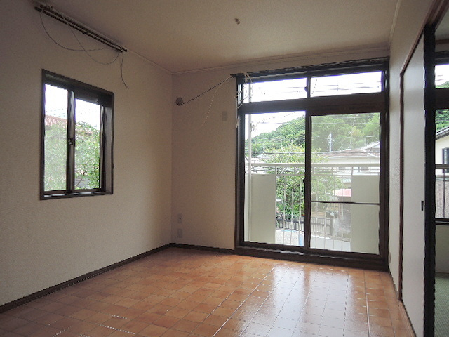 シティハイム　アベニューの居間・リビング|角部屋２面採光で明るいＤＫ７．６帖