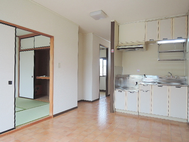 シティハイム　アベニューの居間・リビング|ゆとりのあるキッチンスペースＤＫ７．６帖