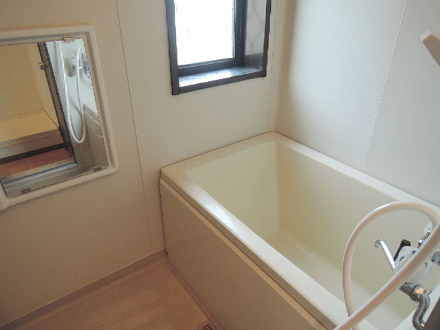 シティハイム　アベニューの浴室|窓のある明るいバスルーム