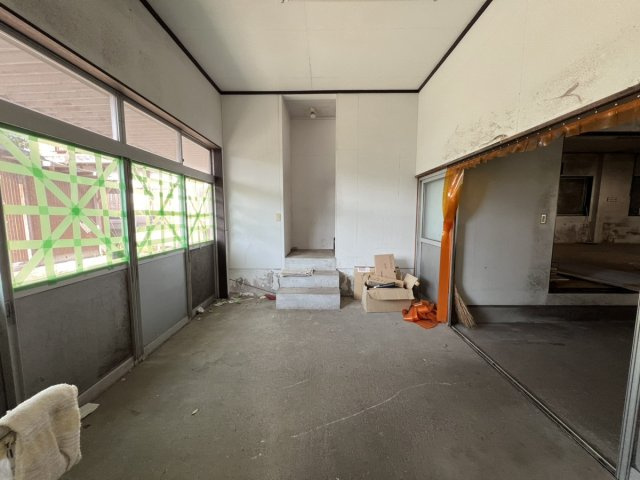 売倉庫　鏡町内田の内装