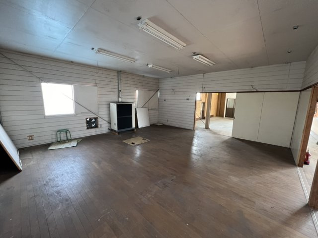 売倉庫　鏡町内田の内装